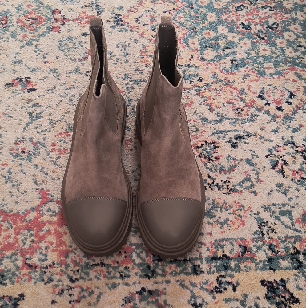 Steve Madden Suede Leather Chelsea Boots